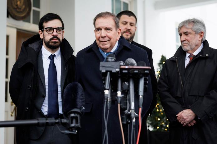 El líder opositor venezolano Edmundo González Urrutia habla durante una rueda de prensa sobre la reunión que tuvo con Joe Biden. Foto La Hora: EFE