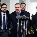 El líder opositor venezolano Edmundo González Urrutia habla durante una rueda de prensa sobre la reunión que tuvo con Joe Biden. Foto La Hora: EFE