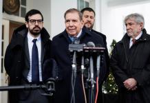 El líder opositor venezolano Edmundo González Urrutia habla durante una rueda de prensa sobre la reunión que tuvo con Joe Biden. Foto La Hora: EFE
