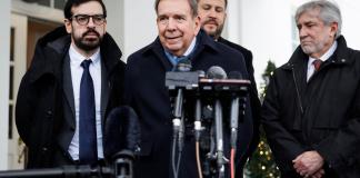 El líder opositor venezolano Edmundo González Urrutia habla durante una rueda de prensa sobre la reunión que tuvo con Joe Biden. Foto La Hora: EFE