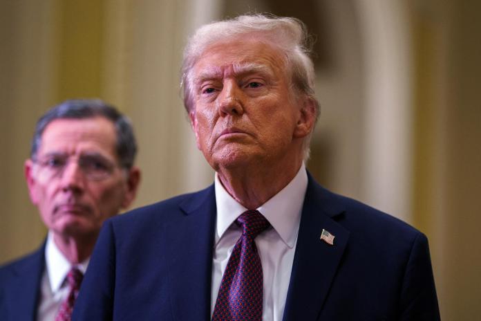 El presidente electo de Estados Unidos, Donald Trump, asiste a una reunión en el Capitolio en Washington (Estados Unidos). EFE/ Will Oliver