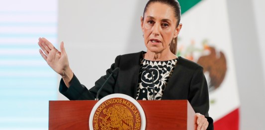 Sheinbaum promete defender a México tras los decretos de Trump y pide "tener calma".