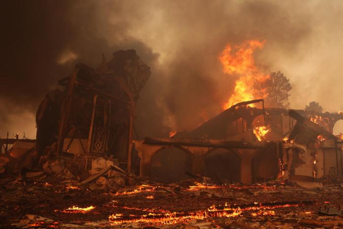 Una iglesia quemada por el incendio de Palisades yace en ruinas en el barrio Pacific Palisades de Los Ángeles, California, EE. UU. EFE/EPA/Allison Dinner