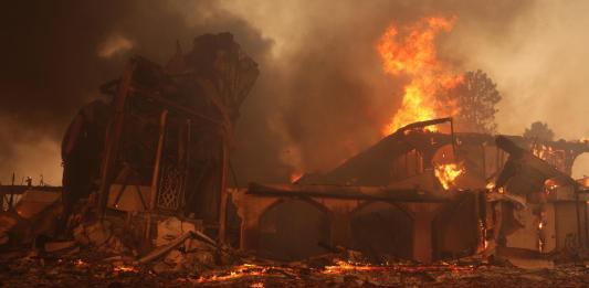 Una iglesia quemada por el incendio de Palisades yace en ruinas en el barrio Pacific Palisades de Los Ángeles, California, EE. UU. EFE/EPA/Allison Dinner