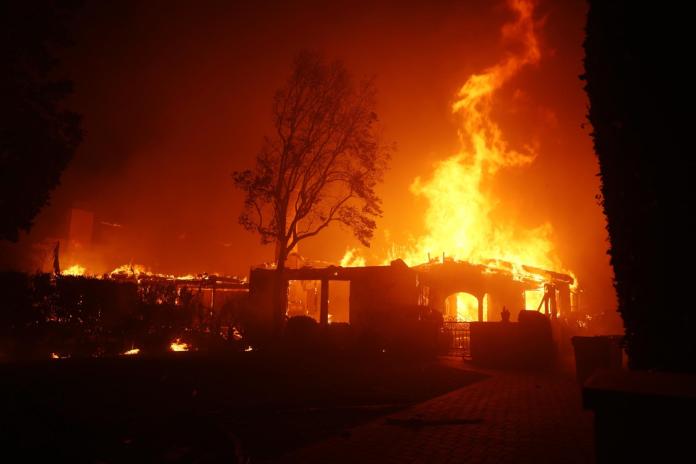 Sube a cinco el número de muertos en uno de los incendios que azotan a Los Ángeles