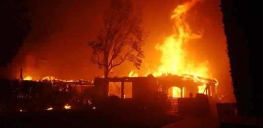 Sube a cinco el número de muertos en uno de los incendios que azotan a Los Ángeles