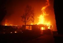 Reportan al menos cinco muertos en uno de los incendios que arrasa con Los Ángeles Sube a cinco el número de muertos en uno de los incendios que azotan a Los Ángeles