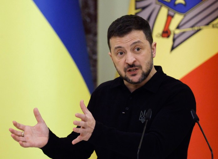 Presidente Volodímir Zelenski habla durante conferencia de prensa. Foto La Hora: EFE