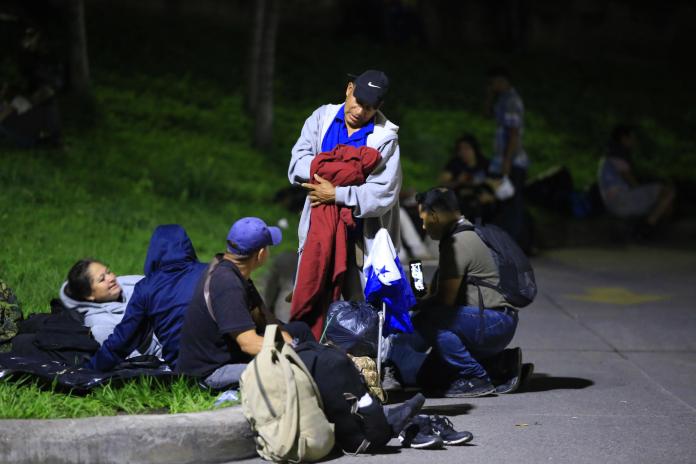 Un grupo de ciudadanos hondureños se prepara para salir en una caravana de migrantes con rumbo a la frontera de Guatemala este lunes, en San Pedro Sula (Honduras). EFE/ José Valle