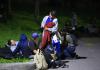 Un grupo de ciudadanos hondureños se prepara para salir en una caravana de migrantes con rumbo a la frontera de Guatemala este lunes, en San Pedro Sula (Honduras). EFE/ José Valle