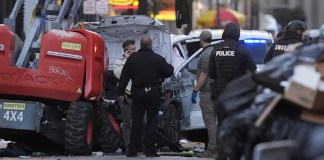 Personal de emergencias revisa un área en que un vehículo arrolló a una multitud en el cruce de las calles Canal y Bourbon de Nueva Orleans, el miércoles 1 de enero de 2025. Foto La Hora: AP