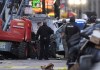 Personal de emergencias revisa un área en que un vehículo arrolló a una multitud en el cruce de las calles Canal y Bourbon de Nueva Orleans, el miércoles 1 de enero de 2025. Foto La Hora: AP