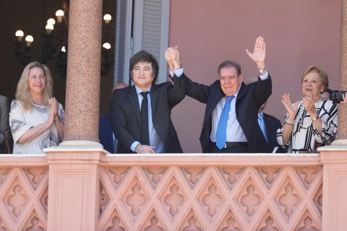 El líder opositor venezolano Edmundo González Urrutia y el presidente argentino Javier Milei se dan la mano desde el balcón de la Casa de Gobierno en Buenos Aires, Argentina.