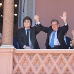 El líder opositor venezolano Edmundo González Urrutia y el presidente argentino Javier Milei se dan la mano desde el balcón de la Casa de Gobierno en Buenos Aires, Argentina.