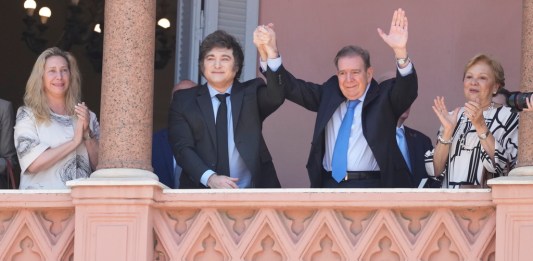 El líder opositor venezolano Edmundo González Urrutia y el presidente argentino Javier Milei se dan la mano desde el balcón de la Casa de Gobierno en Buenos Aires, Argentina.