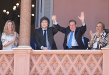 Gira por Latinoamérica de Edmundo González comienza en Argentina con apoyo de los ciudadanos El líder opositor venezolano Edmundo González Urrutia y el presidente argentino Javier Milei se dan la mano desde el balcón de la Casa de Gobierno en Buenos Aires, Argentina.