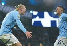 El noruego Erling Haaland, del Manchester City, festeja con el brasileño Savinho tras anotar ante el West Ham
