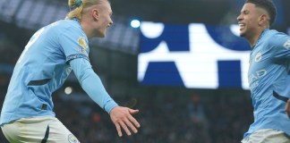 El noruego Erling Haaland, del Manchester City, festeja con el brasileño Savinho tras anotar ante el West Ham