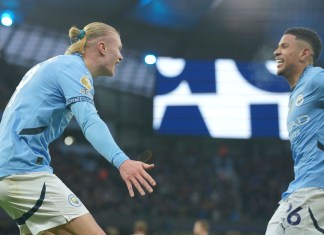 El noruego Erling Haaland, del Manchester City, festeja con el brasileño Savinho tras anotar ante el West Ham