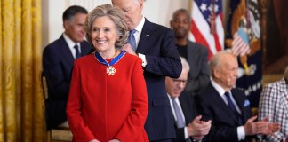 El presidente estadounidense Joe Biden le pone la Medalla Presidencial de la Libertad a la ex secretaria de Estado Hillary Clinton