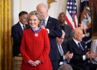 El presidente estadounidense Joe Biden le pone la Medalla Presidencial de la Libertad a la ex secretaria de Estado Hillary Clinton