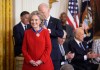 El presidente estadounidense Joe Biden le pone la Medalla Presidencial de la Libertad a la ex secretaria de Estado Hillary Clinton