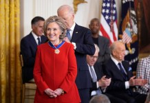 Leo Messi, Hillary Clinton y Denzel Washington, entre otros, reciben la máxima condecoración civil de EE.UU. El presidente estadounidense Joe Biden le pone la Medalla Presidencial de la Libertad a la ex secretaria de Estado Hillary Clinton