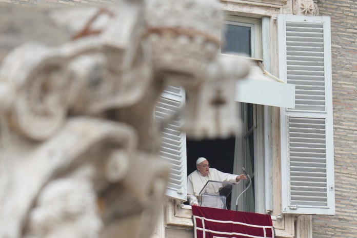 El papa Francisco saluda durante la oración del Ángelus con motivo del día de la Epifanía desde la ventana de su estudio con vista a la Plaza de San Pedro, en el Vaticano.