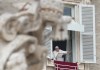 El papa Francisco saluda durante la oración del Ángelus con motivo del día de la Epifanía desde la ventana de su estudio con vista a la Plaza de San Pedro, en el Vaticano.