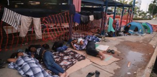 Migrantes durmiendo en un lado de una calle de Acapulco.