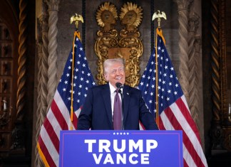 El presidente electo Donald Trump habla durante una conferencia de prensa de cambiar el nombre al Golfo de México