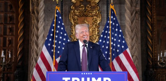 El presidente electo Donald Trump habla durante una conferencia de prensa de cambiar el nombre al Golfo de México