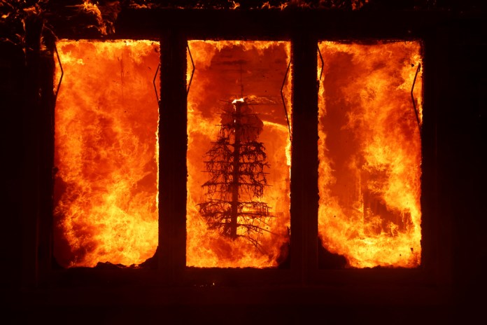 El incendio de Palisades quema un árbol de Navidad dentro de una residencia en el vecindario de Pacific Palisades en Los Ángeles, el martes 7 de enero de 2025. Foto La Hora: AP