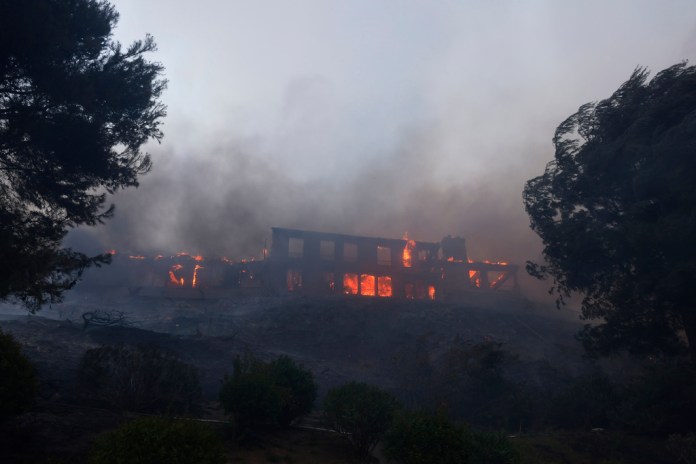 Una vivienda arde durante un incendio que azota el vecindario Pacific Palisades, en Los Ángeles, el 7 de enero de 2025. Foto La Hora: AP