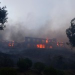 Una vivienda arde durante un incendio que azota el vecindario Pacific Palisades, en Los Ángeles, el 7 de enero de 2025. Foto La Hora: AP