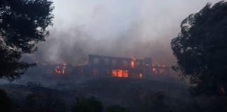 Una vivienda arde durante un incendio que azota el vecindario Pacific Palisades, en Los Ángeles, el 7 de enero de 2025. Foto La Hora: AP