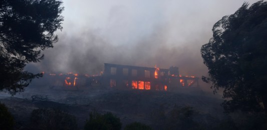 Una vivienda arde durante un incendio que azota el vecindario Pacific Palisades, en Los Ángeles, el 7 de enero de 2025. Foto La Hora: AP