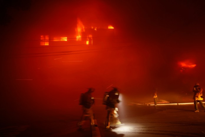 Los bomberos combaten el incendio de Palisades en el barrio de Pacific Palisades de Los Ángeles, el martes 7 de enero de 2025. Foto La Hora: AP