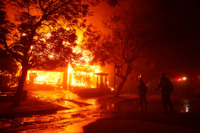 Los bomberos combaten el incendio de Palisades en el barrio de Pacific Palisades de Los Ángeles, el martes 7 de enero de 2025. Foto La Hora; AP