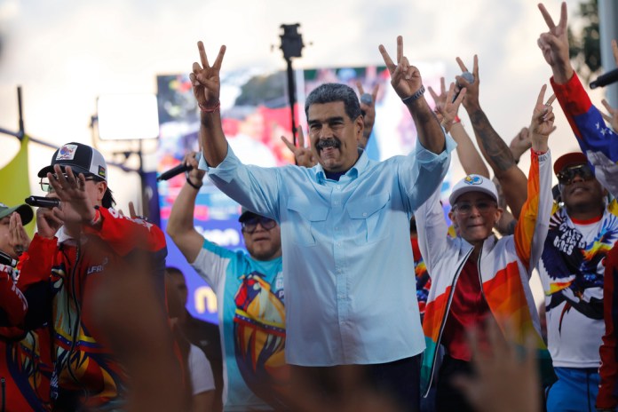 El presidente venezolano Nicolás Maduro hace señales de victoria con las manos a sus seguidores durante una manifestación a favor del gobierno en Caracas, Venezuela, el 17 de agosto de 2024 Foto La Hora: AP