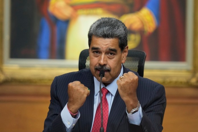 El presidente venezolano Nicolás Maduro hace gestos durante una conferencia de prensa en el palacio presidencial de Miraflores en Caracas, Venezuela, el 31 de julio de 2024, tres días después de su disputada reelección. Foto La Hora: AP