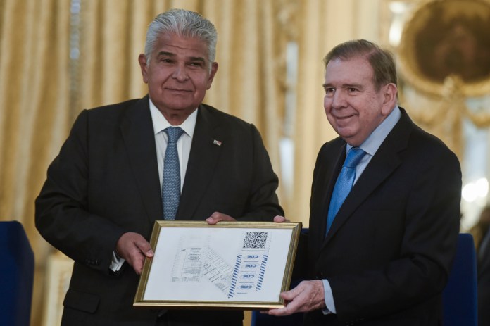 José Raúl Mulino recibe de Edmundo González una copia de los recuentos electorales de Venezuela de 2024.