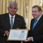 José Raúl Mulino recibe de Edmundo González una copia de los recuentos electorales de Venezuela de 2024.