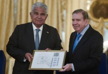 José Raúl Mulino recibe de Edmundo González una copia de los recuentos electorales de Venezuela de 2024.