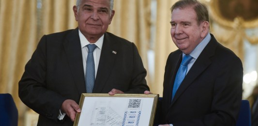 José Raúl Mulino recibe de Edmundo González una copia de los recuentos electorales de Venezuela de 2024.