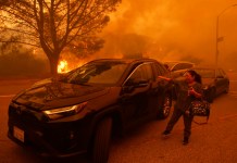El recuento de los daños -hasta ahora- por los devastadores incendios en Los Ángeles Una mujer llora mientras intenta huir del incendio de Palisades que avanza por las calles del mismo barrio.