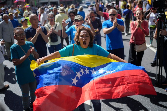 Opositores al presidente venezolano Nicolás Maduro protestan el día antes de su toma de posesión