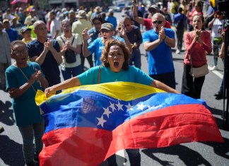 Opositores al presidente venezolano Nicolás Maduro protestan el día antes de su toma de posesión
