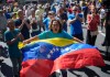 Opositores al presidente venezolano Nicolás Maduro protestan el día antes de su toma de posesión