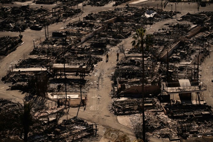 Debido al aumento de vientos, bomberos en Los Ángeles se preparan para combatir los fuegos nuevos o reavivados.